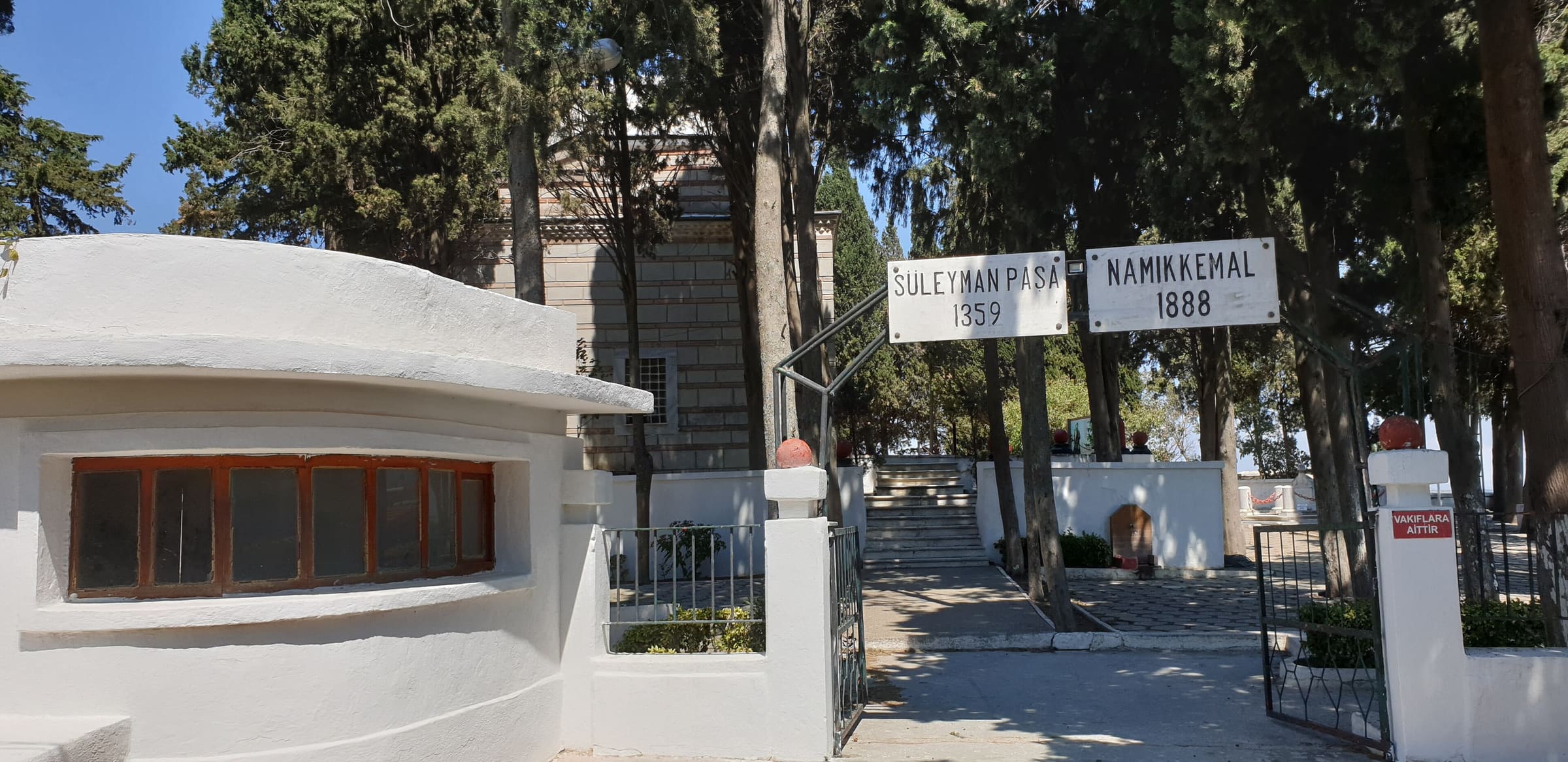 Bolayır'da Gazi Süleyman Paşa Türbesi ve Namık Kemal'in mezarının girişi