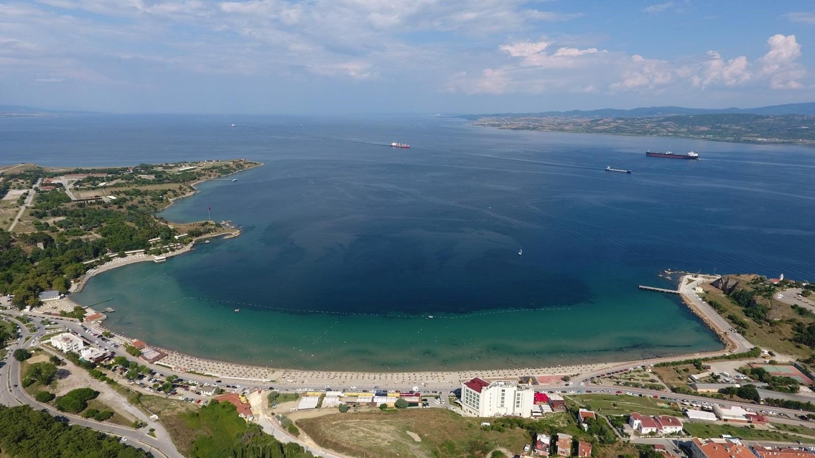 Hamzakoy koyu ve Çanakkale Boğazı'nın havadan görünüşü